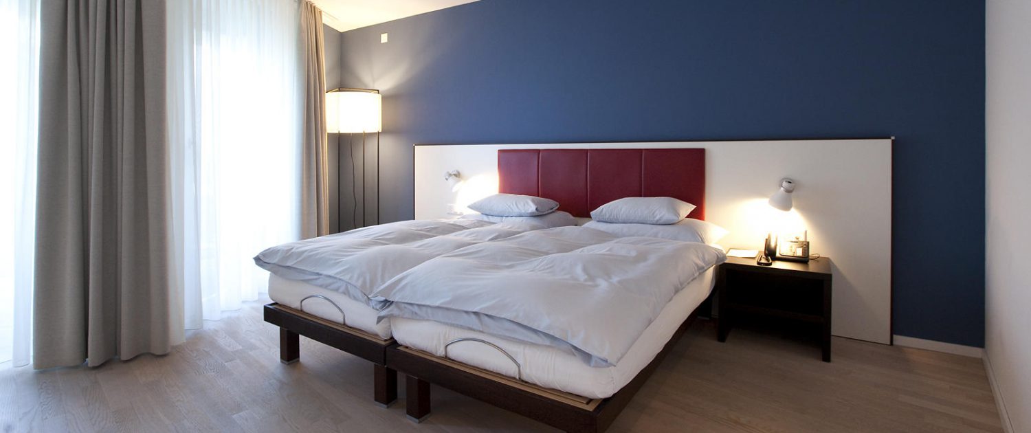 Grosszügiges Doppelbett im Design-Zimmer des Hotels Stella