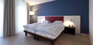Grosszügiges Doppelbett im Design-Zimmer des Hotels Stella