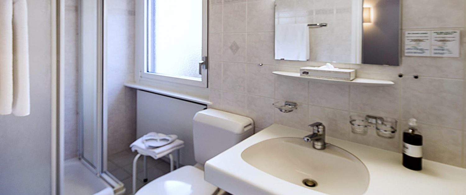 Einfache, saubere Badezimmer der Budget-Zimmer