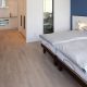 Ein grosses Doppelbett in einem Design-Zimmer