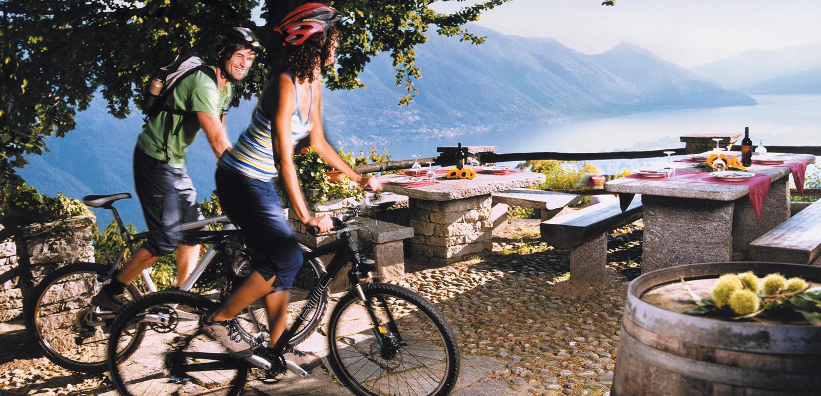 Mountain-Biker hoch über dem Lago Maggiore