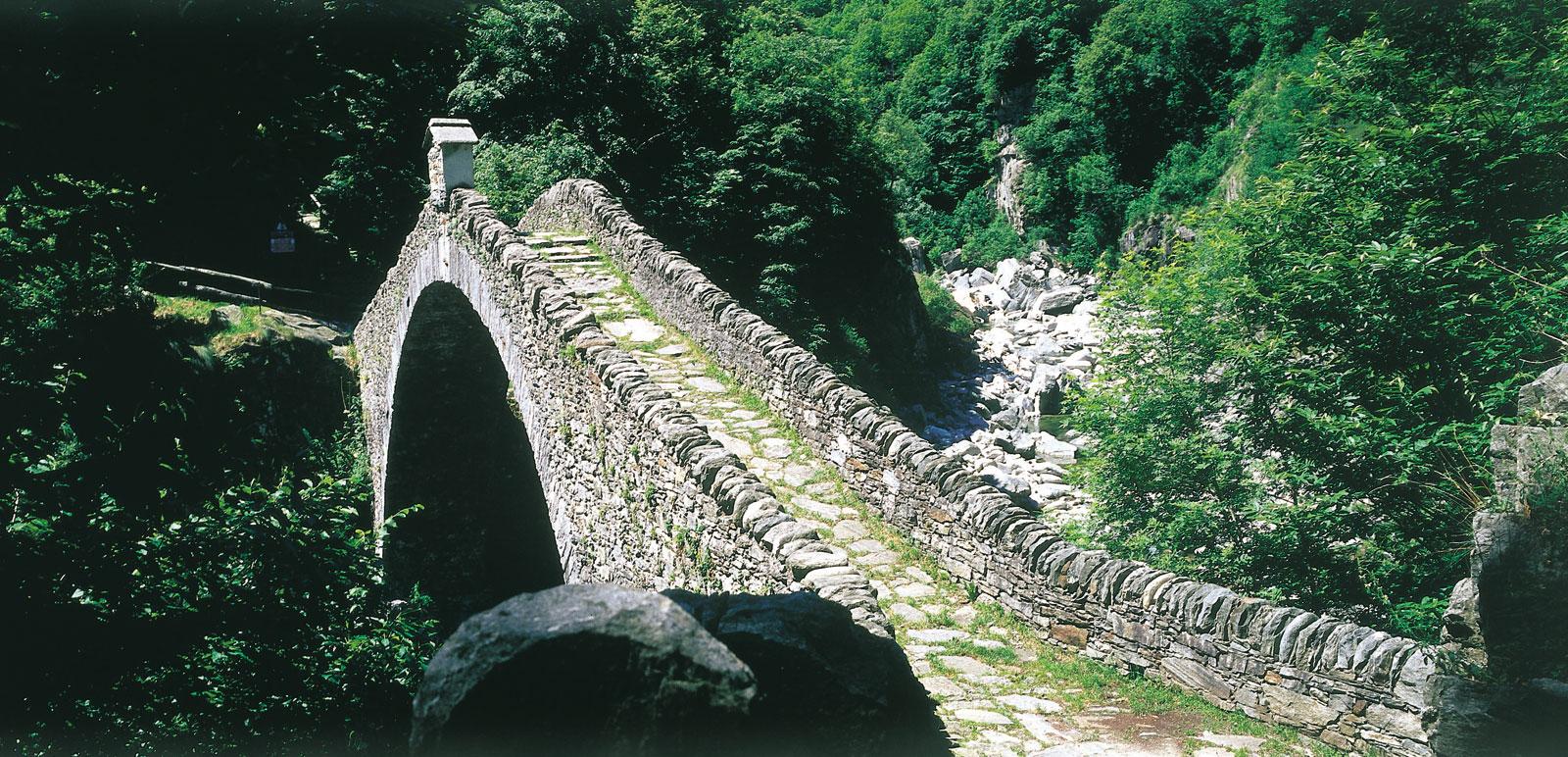 Ponte Romano bei Intragna - eine alte Steinbrücke