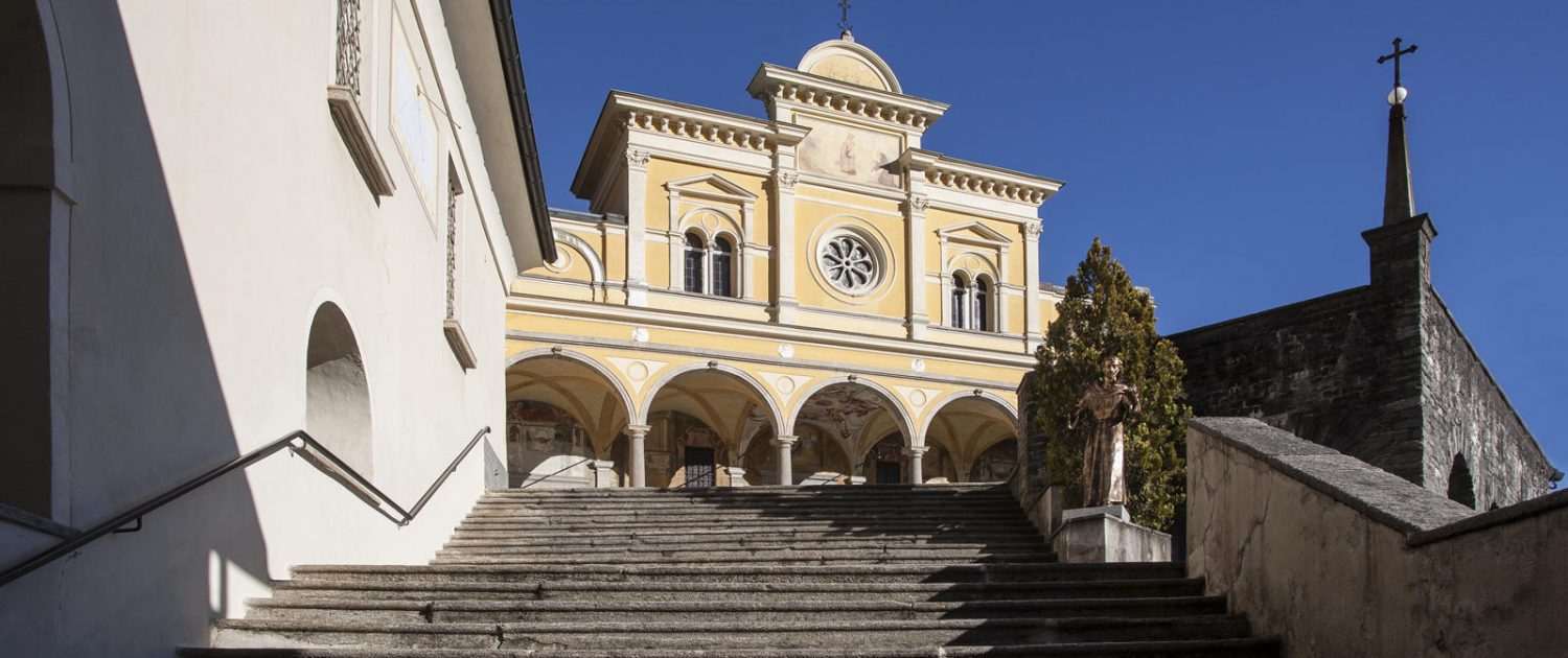 Treppe hoch zur Kirche von Madonna del Sasso