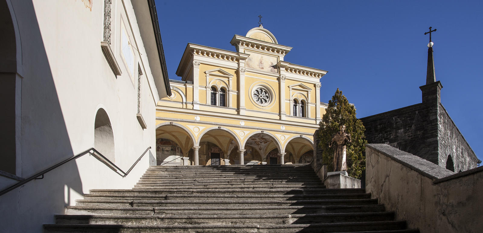 Treppe hoch zur Kirche von Madonna del Sasso